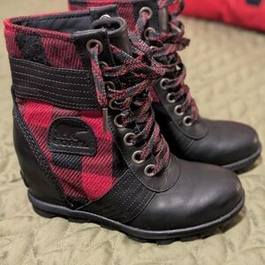 Sorel Lexie Buffalo Plaid Wedge Heeled Boots Red Black Women's Size 6